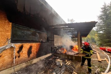 O cabană din lemn, care era încă în construcție, distrusă de un puternic incendiu