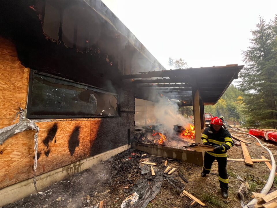 O cabană din lemn, care era încă în construcție, distrusă de un puternic incendiu