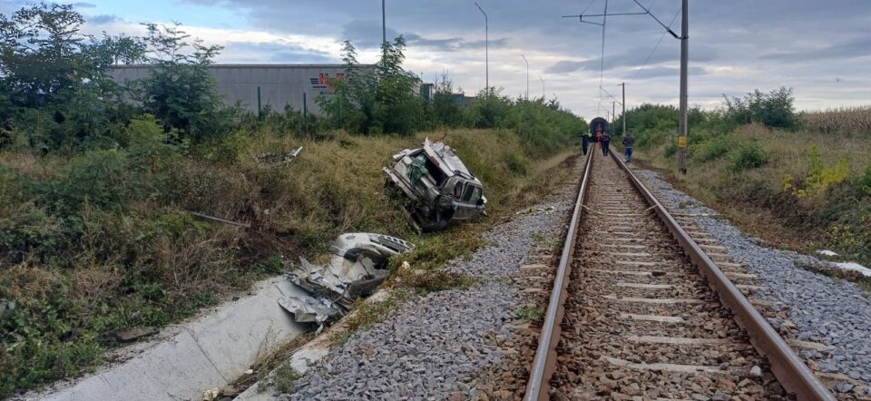 Autoturism lovit în plin de un tren care venea spre Suceava. Șoferul, încarcerat, cu multiple traumatisme