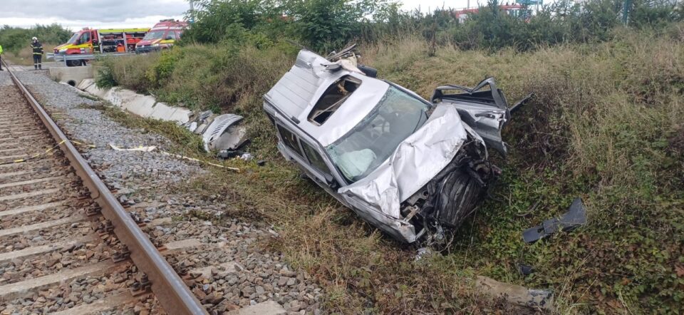 Autoturism lovit în plin de un tren care venea spre Suceava. Șoferul, încarcerat, cu multiple traumatisme