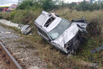 Autoturism lovit în plin de un tren care venea spre Suceava. Șoferul, încarcerat, cu multiple traumatisme