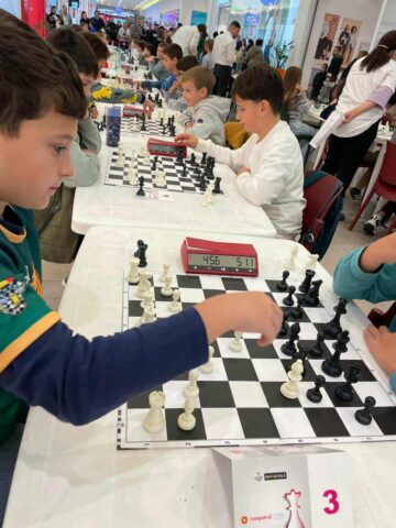 Peste 70 de elevi au participat la o competiție de șah, la Iulius Mall Suceava