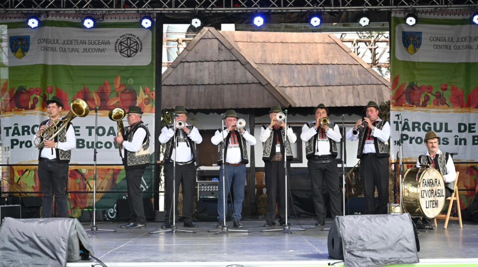 Mii de oameni s-au bucurat de preparatele tradiționale și de muzica populară autentică, la Târgul de toamnă „Produs în Bucovina”