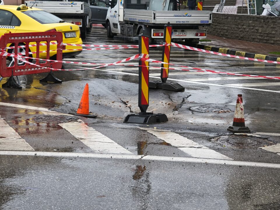 Crater în carosabil în intersecția de la Modern, unde s-a mai prăbușit asfaltul de trei ori în ultimii doi ani