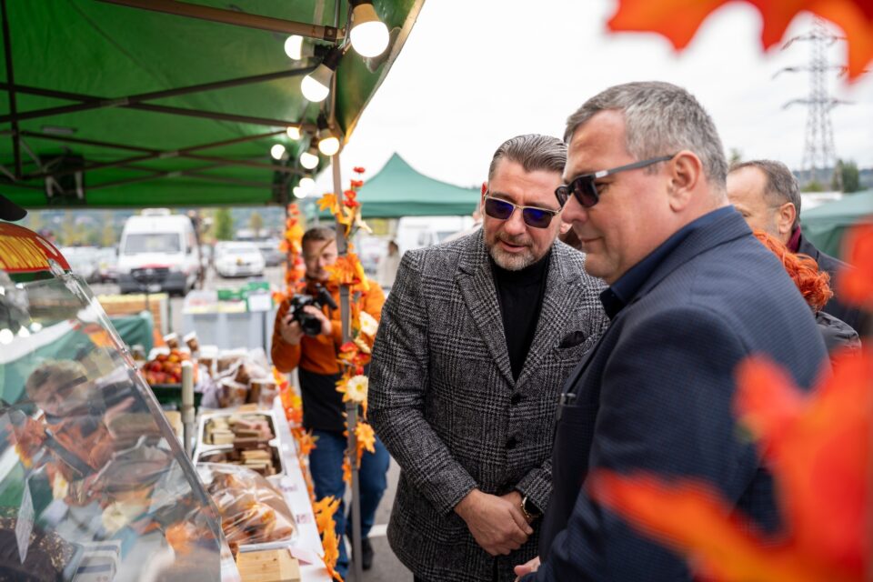 Mii de oameni s-au bucurat de preparatele tradiționale și de muzica populară autentică, la Târgul de toamnă „Produs în Bucovina”