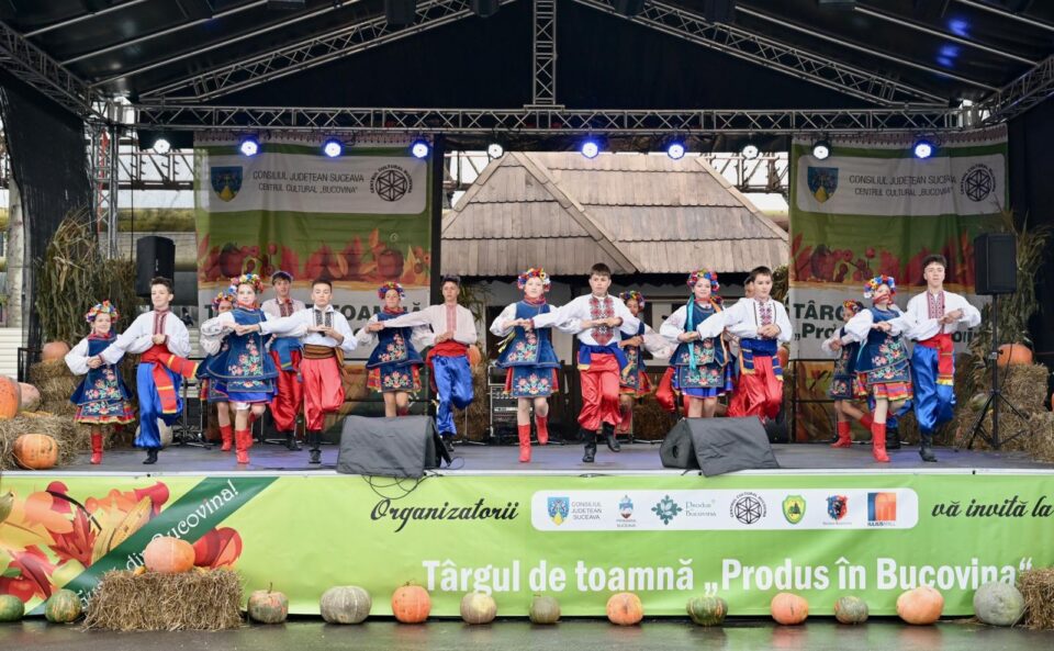 Mii de oameni s-au bucurat de preparatele tradiționale și de muzica populară autentică, la Târgul de toamnă „Produs în Bucovina”