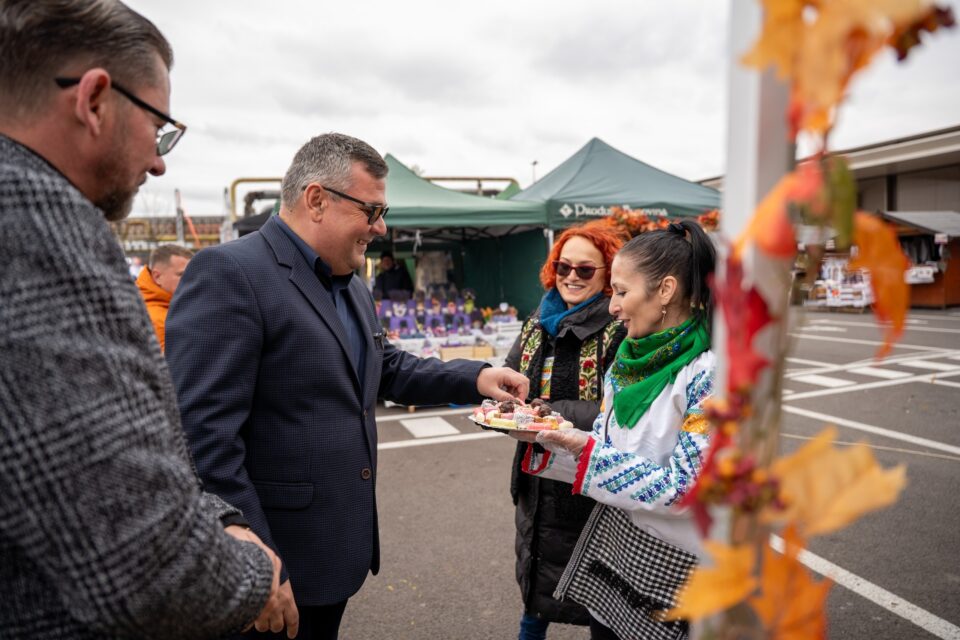 Mii de oameni s-au bucurat de preparatele tradiționale și de muzica populară autentică, la Târgul de toamnă „Produs în Bucovina”