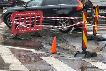 Crater în carosabil în intersecția de la Modern, unde s-a mai prăbușit asfaltul de trei ori în ultimii doi ani