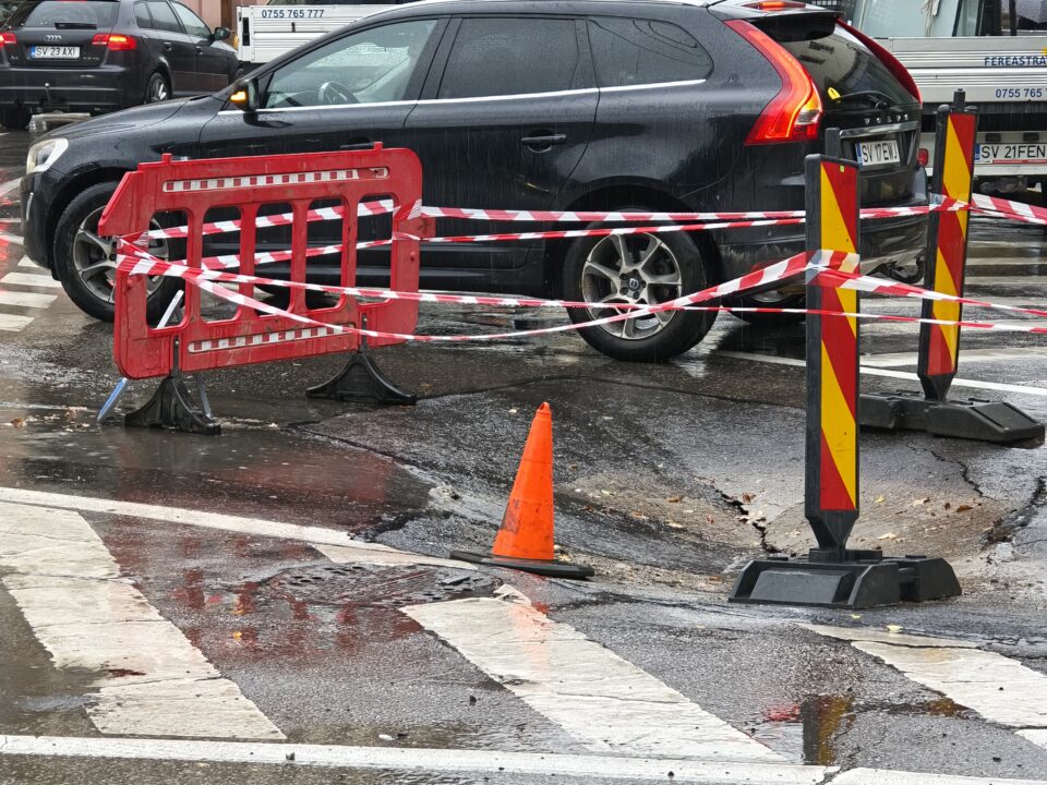 Crater în carosabil în intersecția de la Modern, unde s-a mai prăbușit asfaltul de trei ori în ultimii doi ani