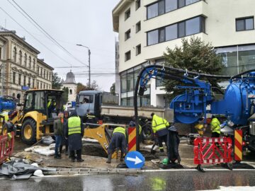 Crater uriaș în centrul Sucevei – restricții de circulație până miercuri seara