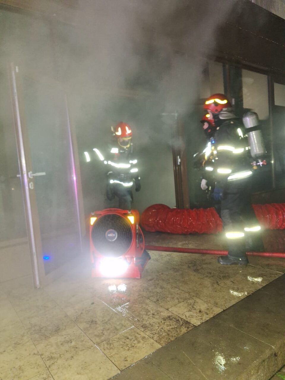 Fum intens într-un centru comercial din Fălticeni în urma unui incendiu puternic
