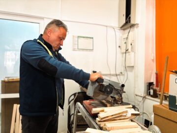 Primăria Rădăuți a înfrumusețat intrarea în piața centrală din municipiu cu nouă suporturi florale cu ghivece de crizanteme