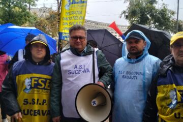 Protest pe cod roșu de ploaie față de amânarea unor plăți cu un an, pentru angajații din educație