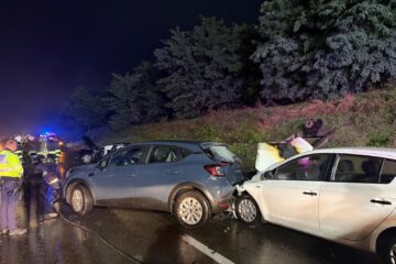Carambolul cu patru mașini de la Cumpărătura, produs după ce doi șoferi au oprit la locul unui prim accident