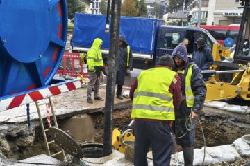 Crater uriaș în centrul Sucevei – restricții de circulație până miercuri seara