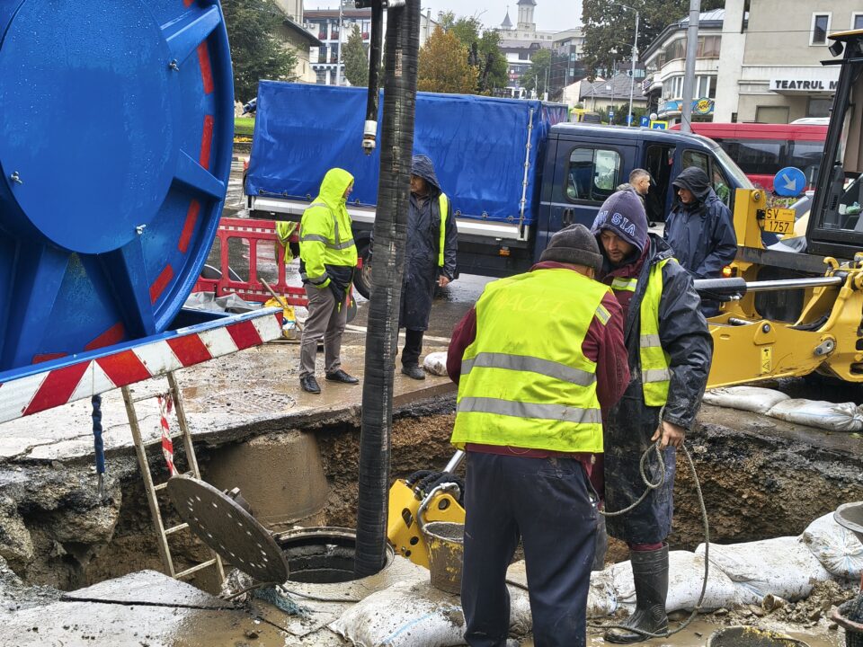 Crater uriaș în centrul Sucevei – restricții de circulație până miercuri seara