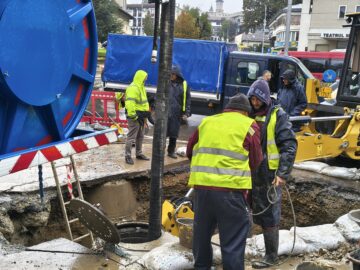Crater uriaș în centrul Sucevei – restricții de circulație până miercuri seara
