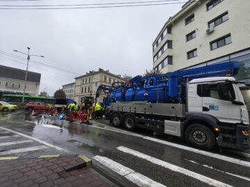 Crater uriaș în centrul Sucevei – restricții de circulație până miercuri seara