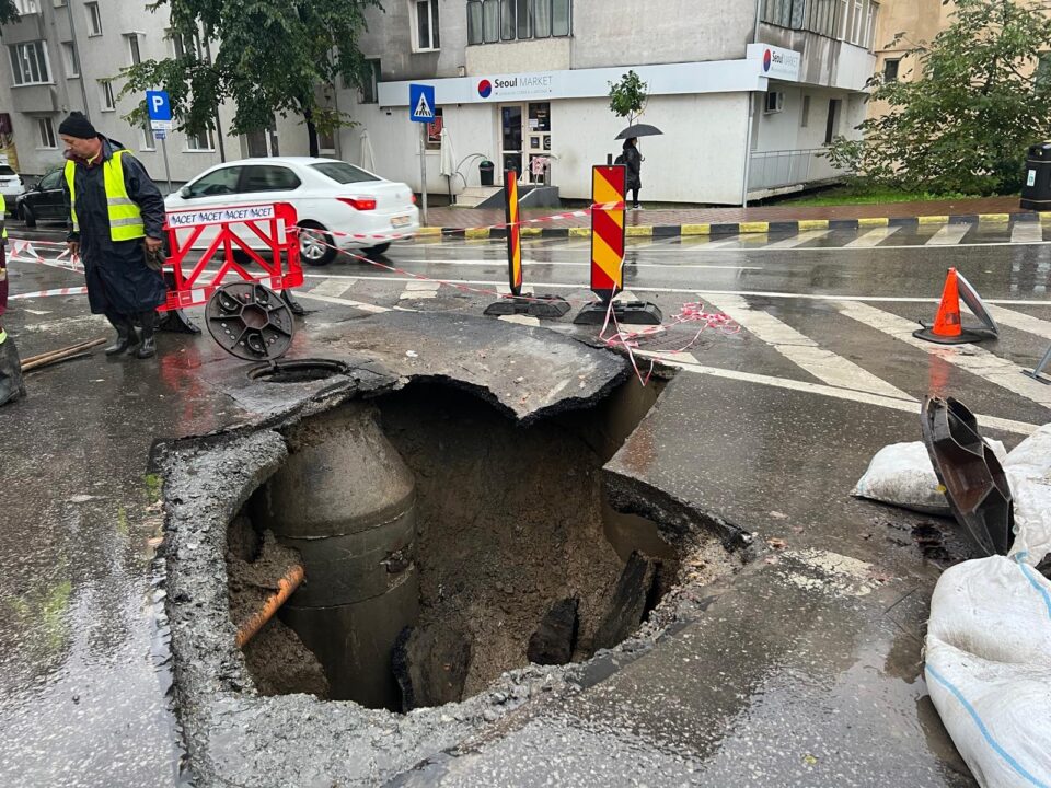 Trafic restricționat în Centru, pe strada Nicolae Bălcescu, unde a apărut un nou crater în asfalt