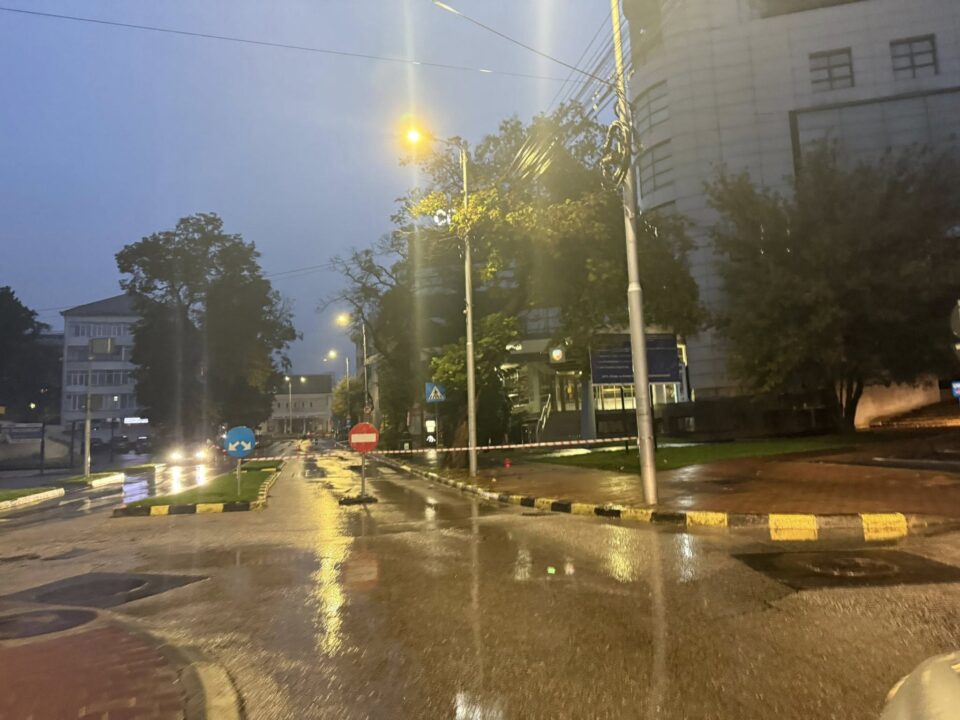 Trafic restricționat în Centru, pe strada Nicolae Bălcescu, unde a apărut un nou crater în asfalt