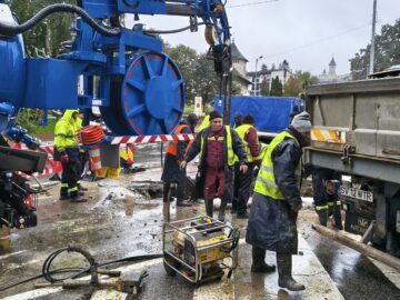 Crater uriaș în centrul Sucevei – restricții de circulație până miercuri seara