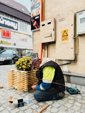 Primăria Rădăuți a înfrumusețat intrarea în piața centrală din municipiu cu nouă suporturi florale cu ghivece de crizanteme
