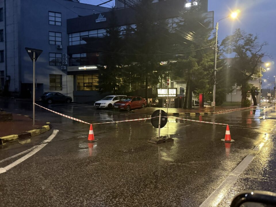 Trafic restricționat în Centru, pe strada Nicolae Bălcescu, unde a apărut un nou crater în asfalt