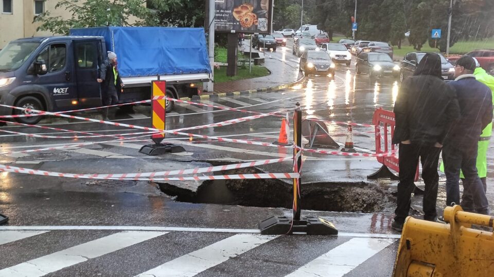 Trafic restricționat în Centru, pe strada Nicolae Bălcescu, unde a apărut un nou crater în asfalt