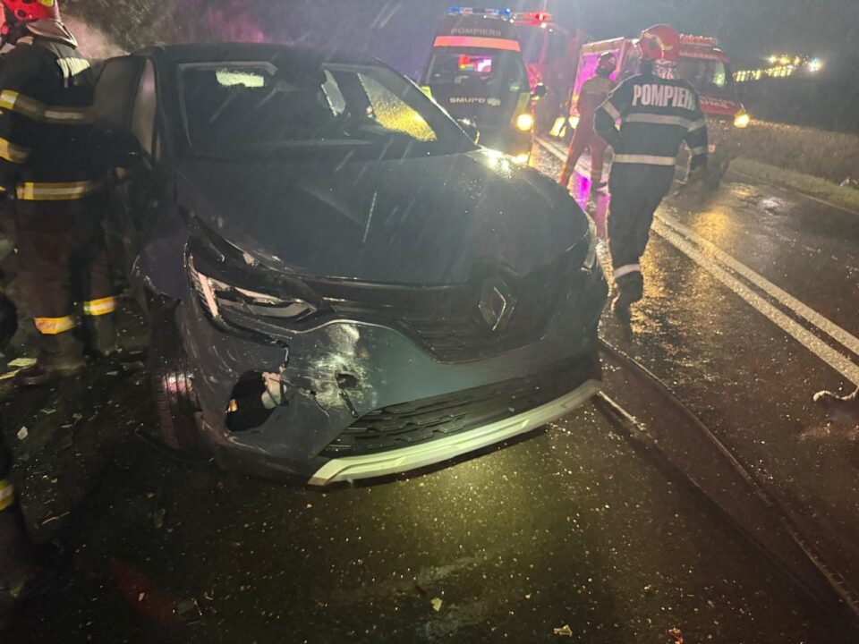 Carambolul cu patru mașini de la Cumpărătura, produs după ce doi șoferi au oprit la locul unui prim accident