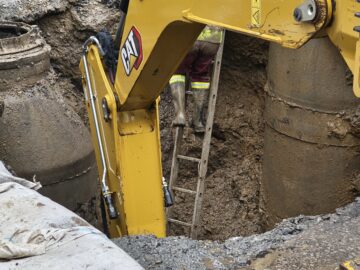 Crater uriaș în centrul Sucevei – restricții de circulație până miercuri seara