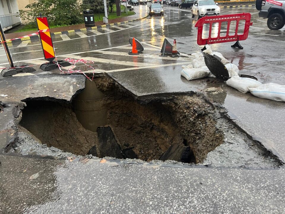 Trafic restricționat în Centru, pe strada Nicolae Bălcescu, unde a apărut un nou crater în asfalt