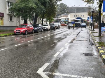 Crater uriaș în centrul Sucevei – restricții de circulație până miercuri seara