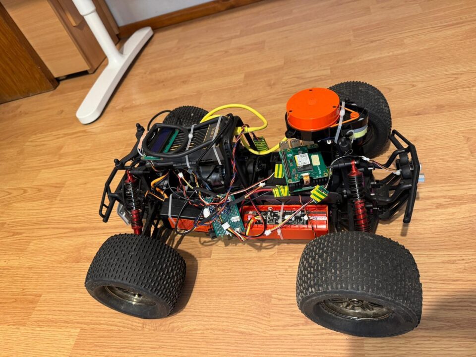 Robotul care detectează atât amenințările fizice, cât și cele digitale, dezvoltat la Suceava, de o echipă de la USV