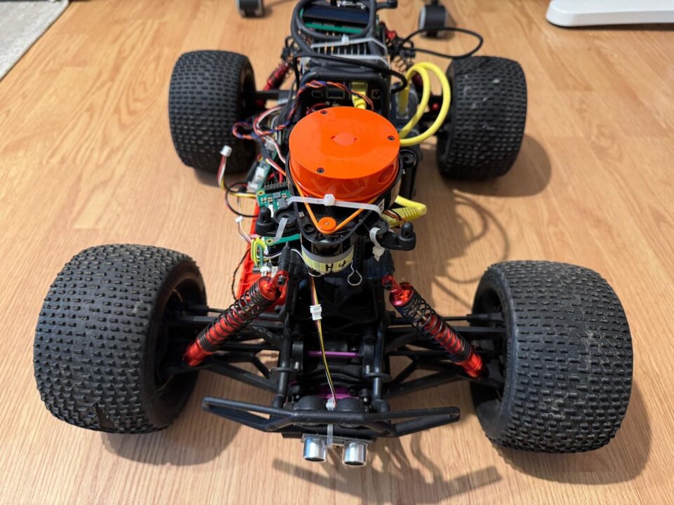 Robotul care detectează atât amenințările fizice, cât și cele digitale, dezvoltat la Suceava, de o echipă de la USV