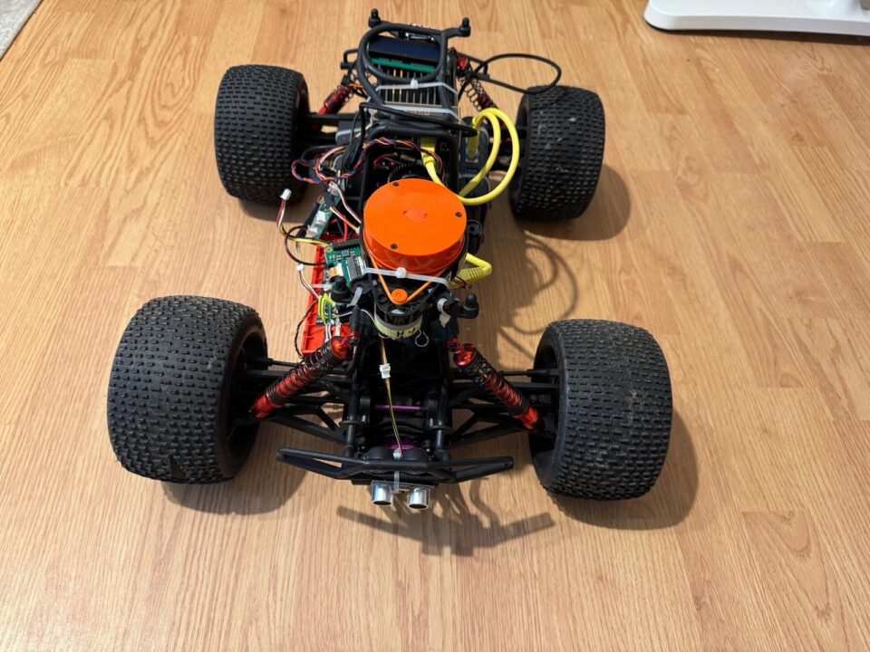 Robotul care detectează atât amenințările fizice, cât și cele digitale, dezvoltat la Suceava, de o echipă de la USV