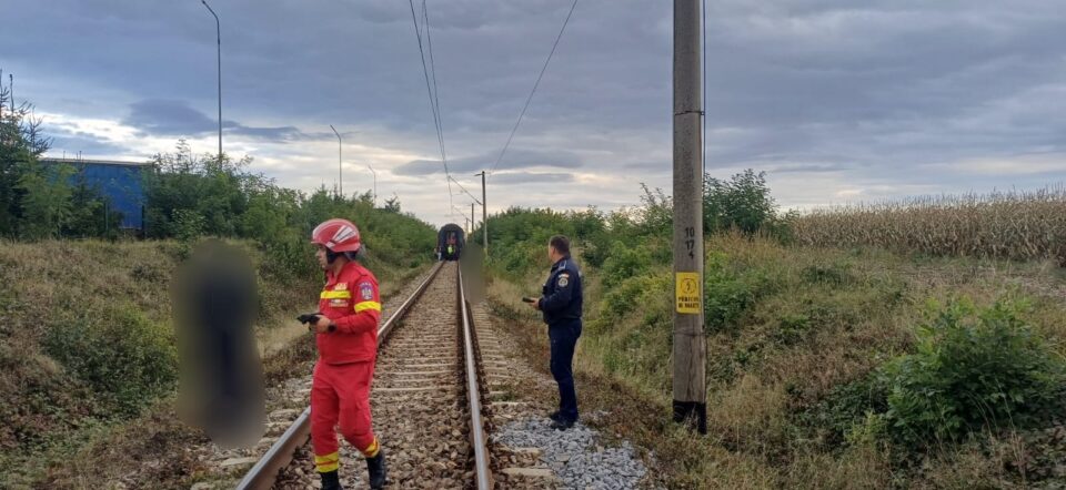 Trenul care a izbit în plin o mașină lângă Suceava, implicat și într-un accident mortal, în care a decedat un bătrân de 88 de ani din Stroiești