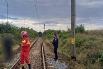 Trenul care a izbit în plin o mașină lângă Suceava, implicat și într-un accident mortal, în care a decedat un bătrân de 88 de ani din Stroiești