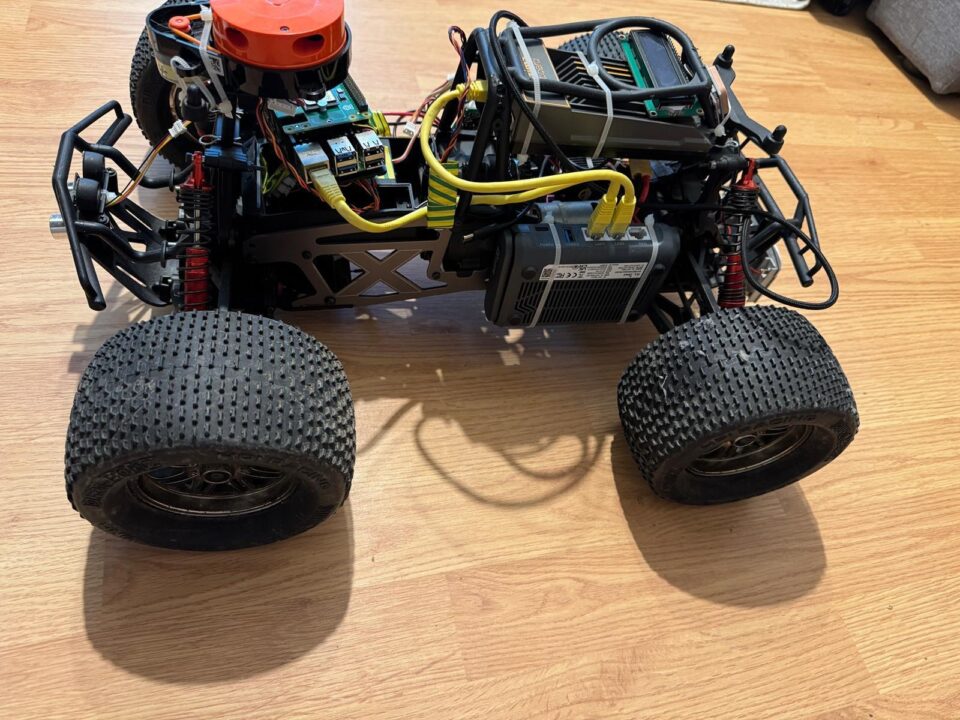 Robotul care detectează atât amenințările fizice, cât și cele digitale, dezvoltat la Suceava, de o echipă de la USV