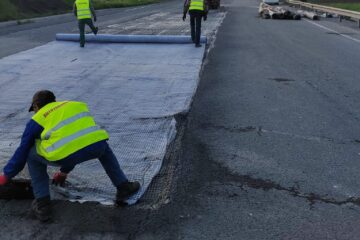 Managerul firmei, Ioan Vasile Rîpan, a transmis că a turnat ”covor asfaltic pe pământ de flori”
