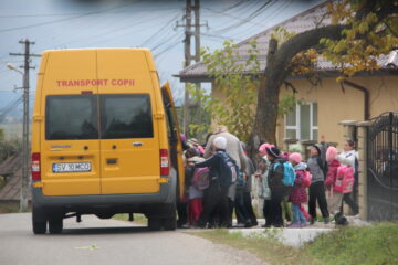 Peste 14.000 de elevi depind de microbuzele școlare. Unele fac și 160 km pe zi