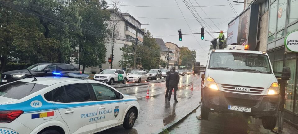 Primăria Suceava a încercat să dea jos panoul publicitar de pe blocul Union printr-o intervenție neautorizată de Poliție