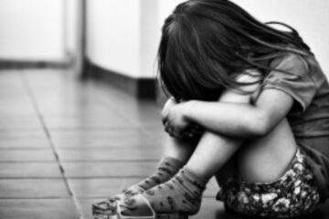 Două surori de 1 și 4 ani, instituționalizate în regim de urgență după ce mama lor a provocat scandal și distrugeri - Foto cotidianul.ro
