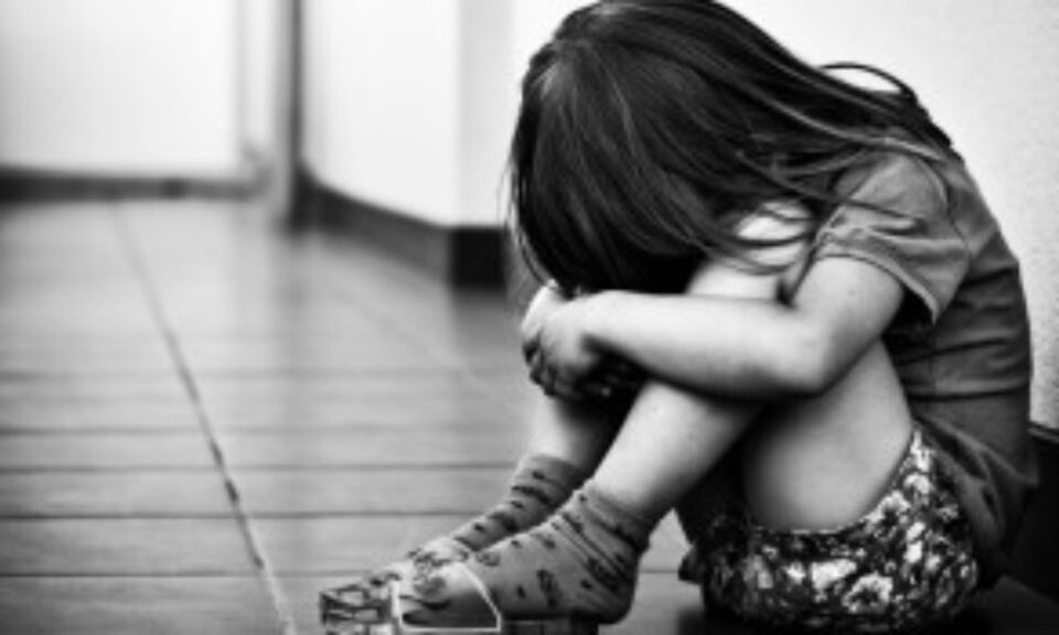Două surori de 1 și 4 ani, instituționalizate în regim de urgență după ce mama lor a provocat scandal și distrugeri - Foto cotidianul.ro
