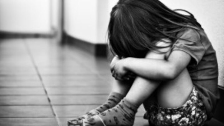 Două surori de 1 și 4 ani, instituționalizate în regim de urgență după ce mama lor a provocat scandal și distrugeri - Foto cotidianul.ro