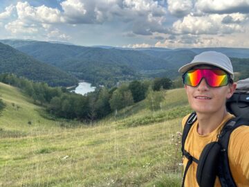 Un elev de 17, din Brodina, a parcurs 1.400 de km pe jos, de la Putna la Dunăre, pe Via Transilvanica