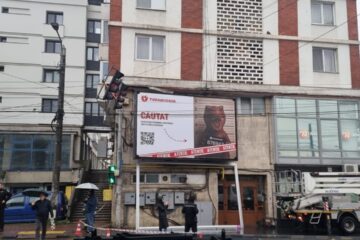 Acțiunea de demontare a panoului publicitar de pe blocul Union, oprită de Poliție
