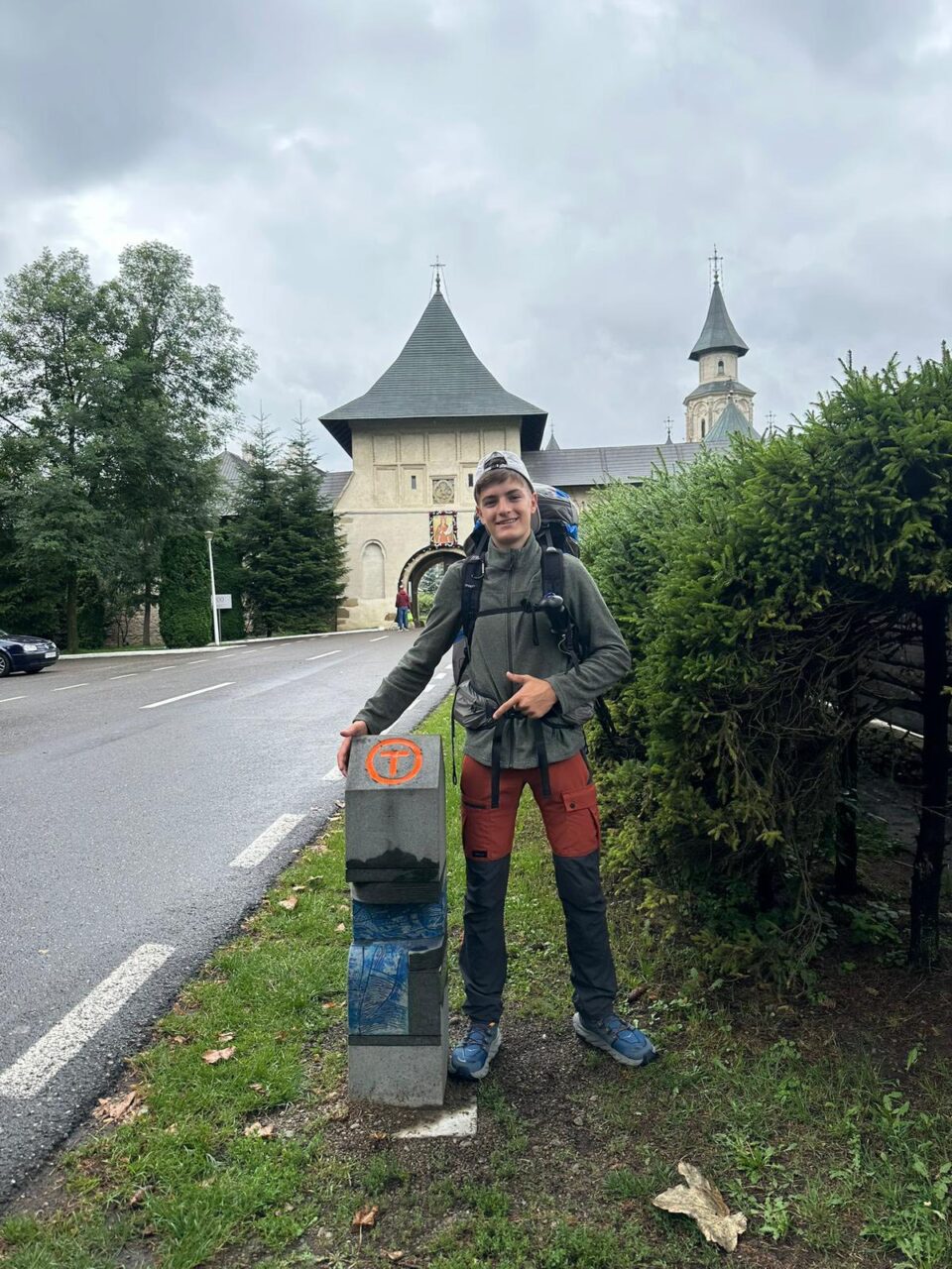 Un elev de 17, din Brodina, a parcurs 1.400 de km pe jos, de la Putna la Dunăre, pe Via Transilvanica