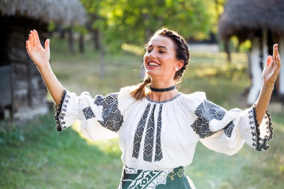 Elevii Atelierului de Muzică din Siret vor cânta pe aceeași scenă cu artista Paula Hriscu
