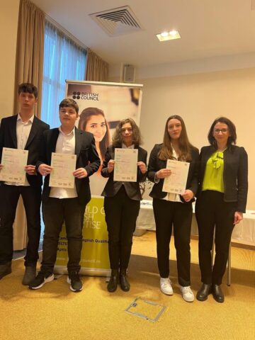 Diplome Cambridge pentru peste 100 de elevi de la Colegiul „Hurmuzachi” Rădăuți