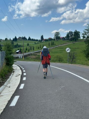 Un elev de 17, din Brodina, a parcurs 1.400 de km pe jos, de la Putna la Dunăre, pe Via Transilvanica